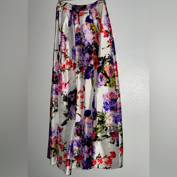 Elegant Formal Floral Maxi skirt. Perfect for a modern and classy look! 🌼🌺🌷🌸 - Picture 3 of 12